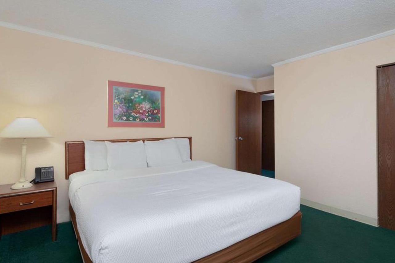 Norwood Inn & Suites Indianapolis East Post Drive Esterno foto
