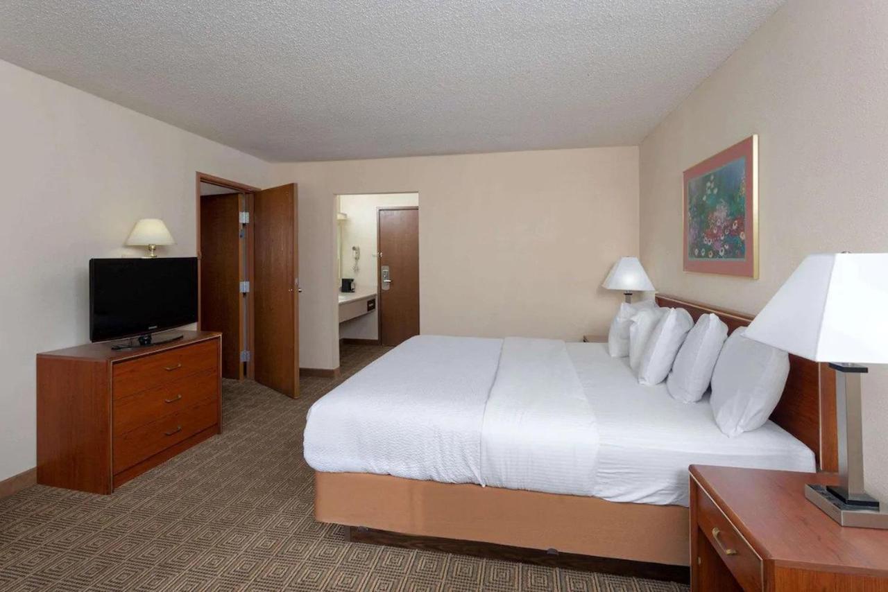 Norwood Inn & Suites Indianapolis East Post Drive Esterno foto