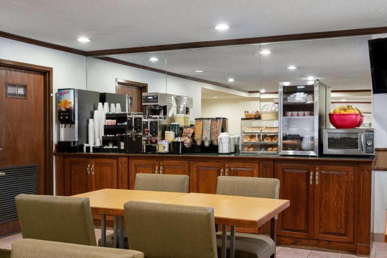 Norwood Inn & Suites Indianapolis East Post Drive Esterno foto