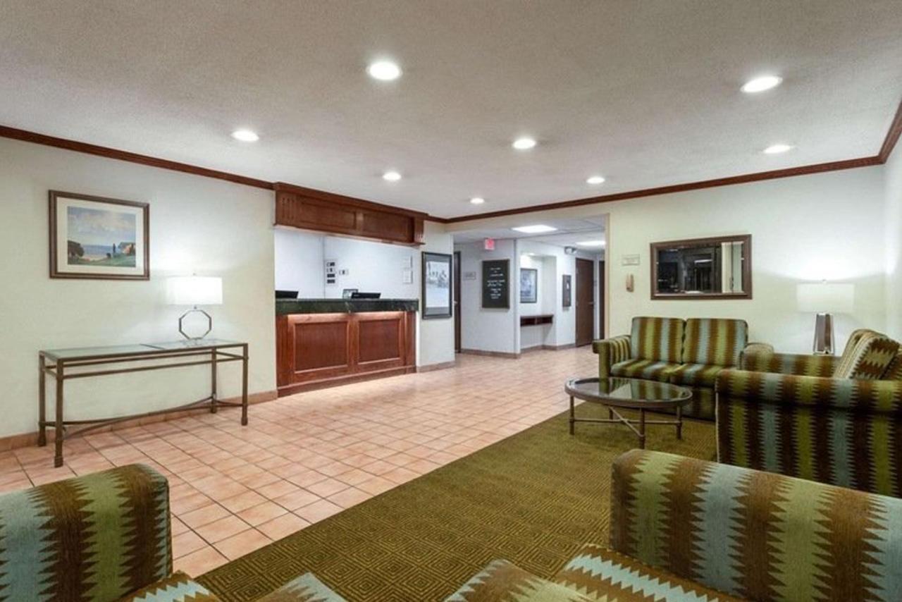 Norwood Inn & Suites Indianapolis East Post Drive Esterno foto