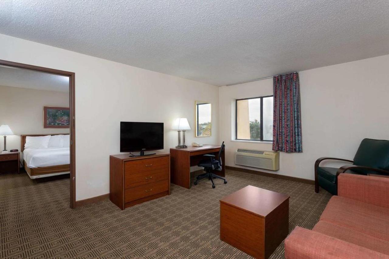 Norwood Inn & Suites Indianapolis East Post Drive Esterno foto