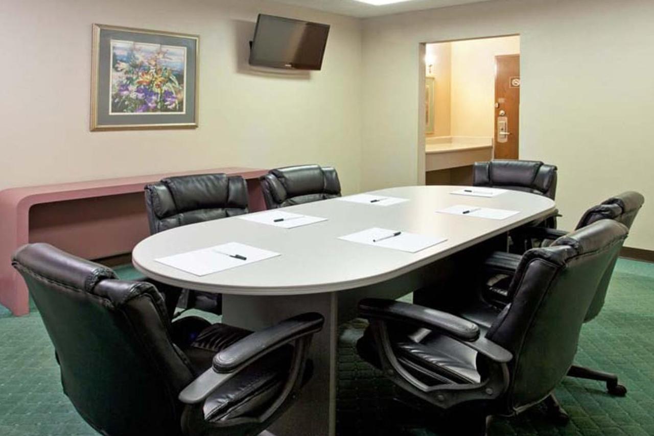Norwood Inn & Suites Indianapolis East Post Drive Esterno foto