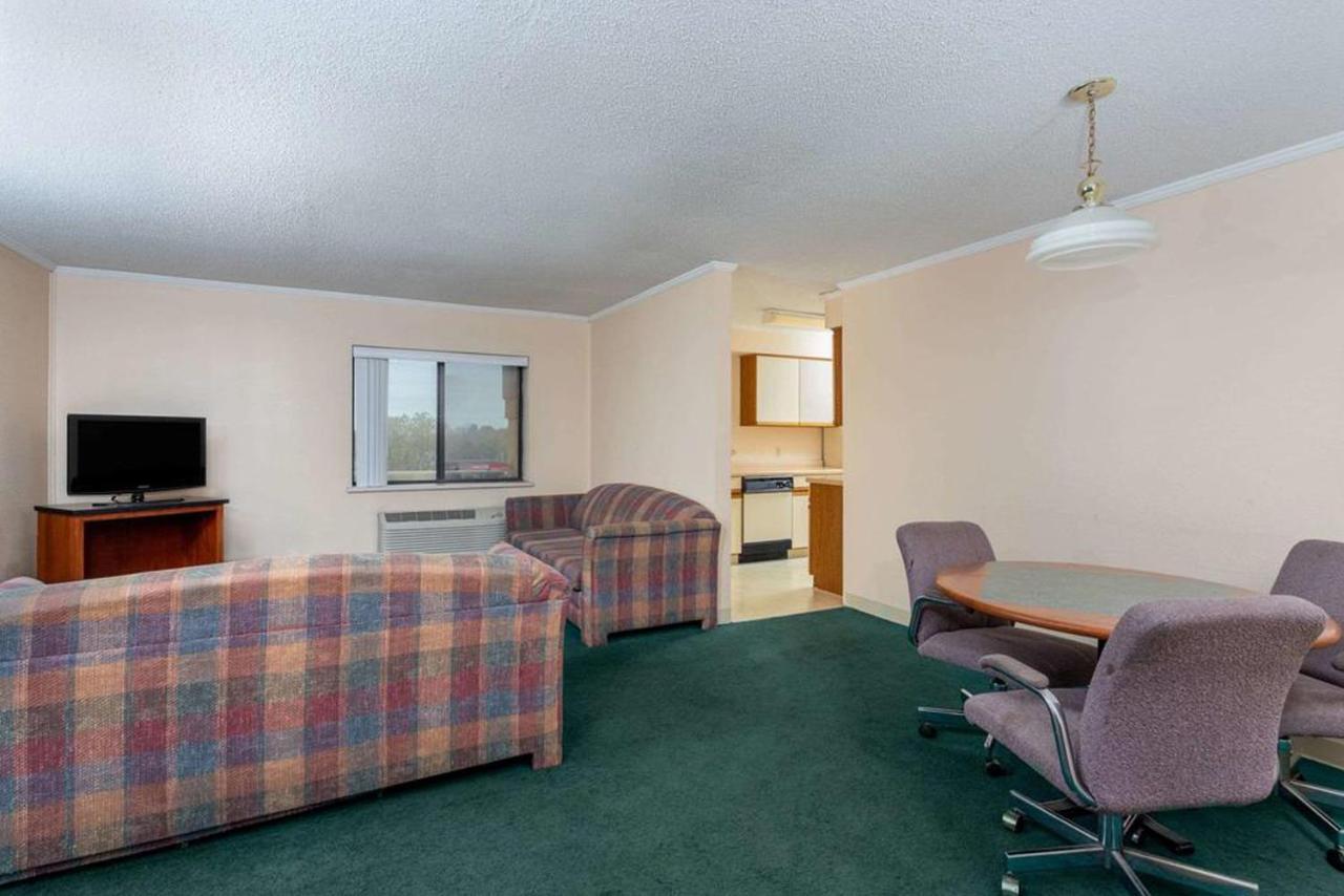 Norwood Inn & Suites Indianapolis East Post Drive Esterno foto