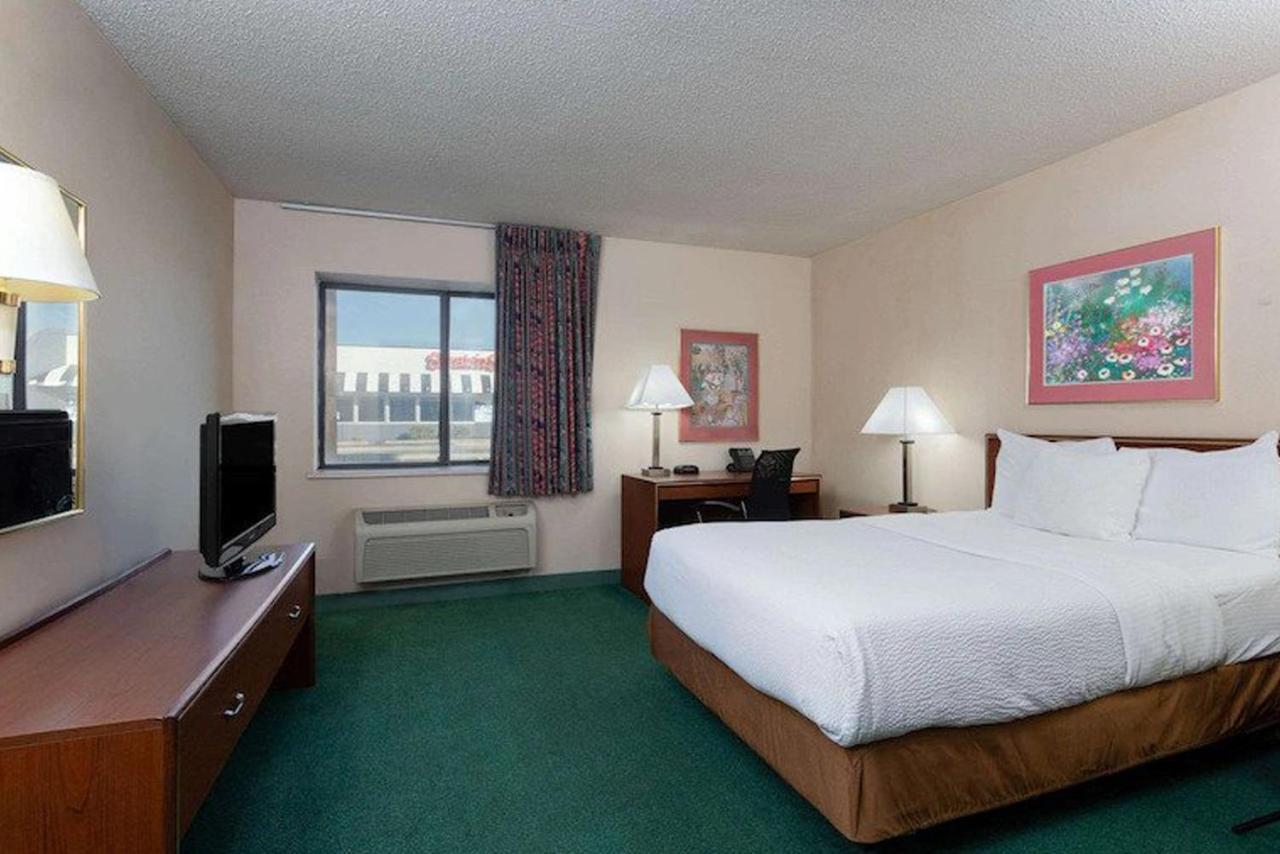 Norwood Inn & Suites Indianapolis East Post Drive Esterno foto